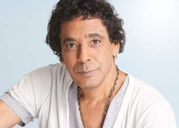 محمد منير هو مطرب وممثل مصري شهير، يُلقب بـ "الكينج"، وُلد في 10 أكتوبر 1954 بقرية منيا القمح بمحافظة أسوان (النوبة). نشأ في بيئة نوبية أثرت بشكل كبير على فنه وأسلوبه الغنائي، حيث مزج بين التراث النوبي والموسيقى الحديثة، ليبتكر لونًا موسيقيًا خاصًا به. تخرج من كلية الفنون التطبيقية – قسم الفوتوغرافيا والسينما والتليفزيون بجامعة حلوان، وبدأ مسيرته الفنية في أواخر السبعينيات، واشتهر بأغانيه التي تحمل رسائل إنسانية ووطنية، إضافة إلى ألحانه المستوحاة من التراث المصري والأفريقي. من أبرز أغانيه: الليلة يا سمرا شيكولاتة علموني عنيكي حدوتة مصرية يا بحر غني كما خاض تجربة التمثيل في أعمال سينمائية ودرامية، من أشهرها: فيلم حدوتة مصرية فيلم اليوم السادس للمخرجة يوسف شاهين مسلسل المغني محمد منير يتميز بصوت قوي وإحساس عالٍ، وقد حصل على العديد من الجوائز المحلية والعالمية، وظل على مدار عقود أحد أهم رموز الغناء في مصر والعالم العربي. إذا أحببتِ أقدر أعمل لك بطاقة تعريف مختصرة تصلح كفقرة تعريفية في الأخبار عنه.