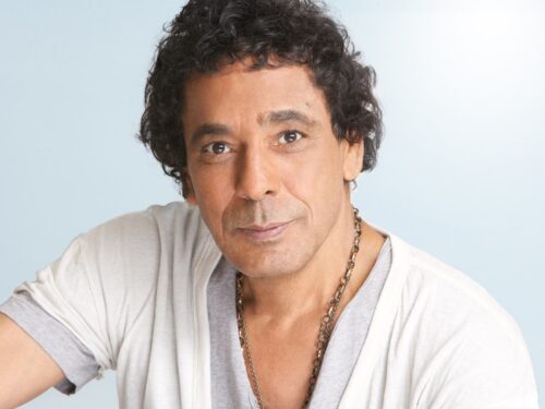 محمد منير هو مطرب وممثل مصري شهير، يُلقب بـ "الكينج"، وُلد في 10 أكتوبر 1954 بقرية منيا القمح بمحافظة أسوان (النوبة). نشأ في بيئة نوبية أثرت بشكل كبير على فنه وأسلوبه الغنائي، حيث مزج بين التراث النوبي والموسيقى الحديثة، ليبتكر لونًا موسيقيًا خاصًا به.تخرج من كلية الفنون التطبيقية – قسم الفوتوغرافيا والسينما والتليفزيون بجامعة حلوان، وبدأ مسيرته الفنية في أواخر السبعينيات، واشتهر بأغانيه التي تحمل رسائل إنسانية ووطنية، إضافة إلى ألحانه المستوحاة من التراث المصري والأفريقي. من أبرز أغانيه: الليلة يا سمرا شيكولاتة علموني عنيكي حدوتة مصرية يا بحر غني كما خاض تجربة التمثيل في أعمال سينمائية ودرامية، من أشهرها: فيلم حدوتة مصرية فيلم اليوم السادس للمخرجة يوسف شاهين مسلسل المغني محمد منير يتميز بصوت قوي وإحساس عالٍ، وقد حصل على العديد من الجوائز المحلية والعالمية، وظل على مدار عقود أحد أهم رموز الغناء في مصر والعالم العربي. إذا أحببتِ أقدر أعمل لك بطاقة تعريف مختصرة تصلح كفقرة تعريفية في الأخبار عنه. 
