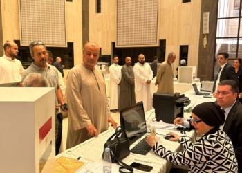 الجاليات المصرية بالسعودية والكويت وعمان تحتشد أمام لجان انتخابات مجلس الشورى