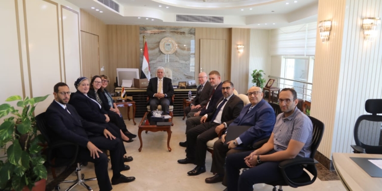 وزير التعليم العالي يبحث تعزيز التعاون مع جامعتي أدنبرة نابيير وكوين مارجريت