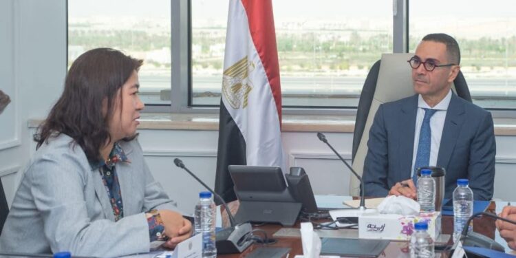 وزير الاستثمار خلال لقائه مع وفد البنك الأوروبي