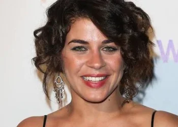 الفنانة منى هلا