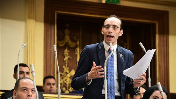 النائب محمد عبد العزيز