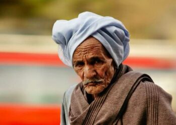 معاناة كبار السن مع التأمين الصحي