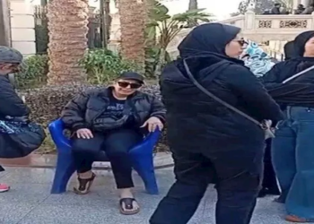 لمياء الأمير تنهار خلال جنازة شقيقها