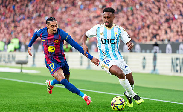 BARCELONA, SPAIN - JANUARY 25: Raphinha of FC Barcelona competes for the ball with Haissem Hassan of Real Oviedo during the LaLiga EA Sports match between FC Barcelona and Real Oviedo at Spotify Camp Nou on January 25, 2026 in Barcelona, Spain. (Photo by Pedro Salado/Getty Images)