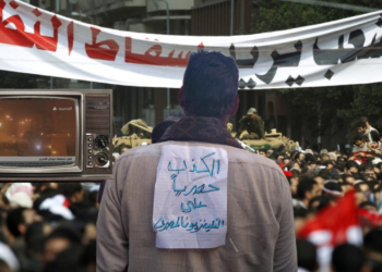 حشود المتظاهرين في ثورة 25 يناير وغضب تجاه الإعلام
تصميم: زياد أيمن
