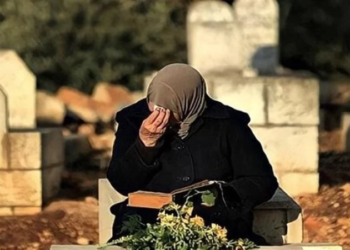 تفسير حلم المشي بين القبور مع أشخاص