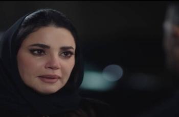 تصدر أحداث مسلسل علي كلاي الحلقة 11 محركات البحث ومواقع التواصل الاجتماعي، بعد ساعات قليلة من عرضها عبر شاشة DMC دراما، حيث حملت الحلقة العديد من التطورات الدرامية الصادمة والرومانسية في آنٍ واحد، ما جعلها من أكثر حلقات الموسم إثارة حتى الآن. أحداث مسلسل علي كلاي الحلقة 11.. صدمة واعتداء يقلبان الموازين بدأت الحلقة بمشهد صادم، حيث تعرضت هايدي، ابنة الكابتن سعيد، لاعتداء من سيف، في واقعة هزّت الأحداث وأدخلت الشخصية في حالة نفسية سيئة. عادت هايدي إلى منزلها وهي تعيش صراعًا داخليًا، وقررت إخفاء ما حدث عن والدها، خوفًا من العواقب وردة فعله، وهو ما يفتح الباب أمام احتمالات تصعيد قوية خلال الحلقات المقبلة. هذا التطور ألقى بظلاله على الأجواء العامة للعمل، وأعاد تسليط الضوء على طبيعة العلاقات المتشابكة بين الشخصيات، خاصة مع تصاعد التوتر بين سيف وباقي الأطراف. شهر عسل في شرم الشيخ.. رومانسية علي وروح في خط درامي موازٍ، حملت الحلقة لحظات رومانسية جمعت بين علي وروح خلال قضائهما شهر العسل في شرم الشيخ، في محاولة لبدء صفحة جديدة بعيدًا عن الأزمات والصراعات التي لاحقتهما سابقًا. المشاهد الرومانسية عكست حالة من الهدوء المؤقت، وكأنها استراحة محارب قبل عودة العواصف الدرامية، خاصة أن الماضي لا يزال يطارد علي، وعلاقته بميادة لم تُغلق بشكل كامل حتى الآن. فاتن الجوهري ومختار السندي.. صراع المال والدم وتتوالى التطورات عندما تكشف فاتن الجوهري لمنصور عن عرض مختار السندي شراء ممتلكاتها مقابل التخلي عنه بصفته شقيقها، في خطوة تعكس حجم الصراع على النفوذ والمصالح. إلا أن فاتن رفضت العرض بشكل قاطع، مؤكدة تمسكها بروابط الدم، وفي الوقت نفسه طالبت منصور بضرورة مساعدتها في إعادة علي إلى ميادة، ما يكشف عن خطة جديدة قد تعيد خلط الأوراق من جديد. هذا الصراع بين المال والعائلة يضيف بُعدًا دراميًا قويًا للحلقة، ويؤكد أن الأحداث تتجه نحو مزيد من التعقيد خلال الحلقات القادمة. لماذا تصدرت أحداث مسلسل علي كلاي الحلقة 11 التريند؟ نجحت الحلقة في الجمع بين الصدمة والرومانسية والمؤامرات العائلية، وهو ما جعل أحداث مسلسل علي كلاي الحلقة 11 تتصدر اهتمام الجمهور، خاصة مع: المشهد الصادم الخاص بهايدي وسيف. الأجواء الرومانسية بين علي وروح. الصراع المالي والعائلي بين فاتن ومختار. التلميحات بعودة علاقة علي بميادة إلى الواجهة. ويبدو أن العمل يتجه إلى مرحلة أكثر اشتعالًا مع اقتراب منتصف الموسم، حيث تتشابك الخيوط الدرامية بشكل أكبر، وتتصاعد المواجهات بين الشخصيات.