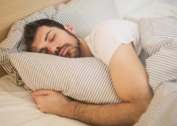 طبيب يوضح لموقع الحرية عدد ساعات النوم الصحي في رمضان