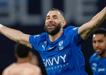 كريم بنزيما يقود الهلال لفوز ساحق على الخلود