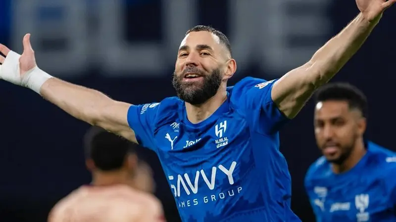 كريم بنزيما يقود الهلال لفوز ساحق على الخلود 
