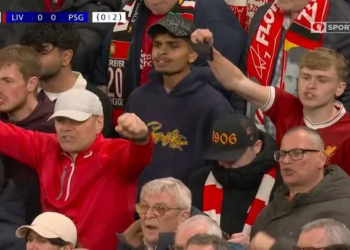 جماهير ليفربول تتغنى مع محمد صلاح