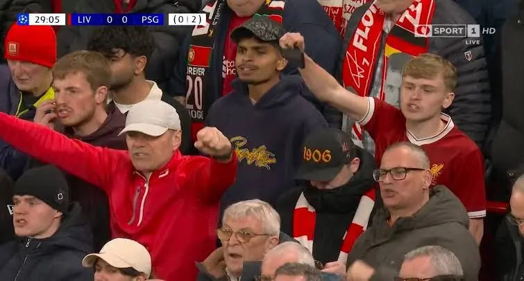 جماهير ليفربول تتغنى مع محمد صلاح 