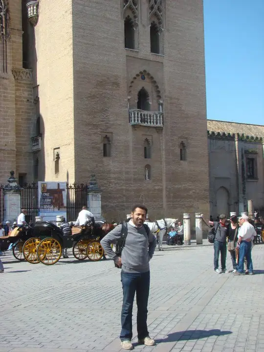 صورتي امام جامع اشبيلية الكبير
