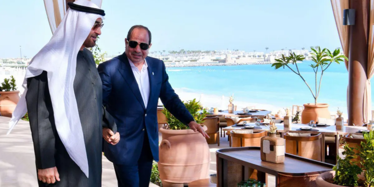 السيسي ورئيس دولة الإمارات من لقاء سابق بمدينة العلمين