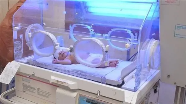 وفاة توأم داخل حضانة بسوهاج.. مدير طبي يروي تفاصيل واقعة انتهت باتهامه بالإهمال الطبي