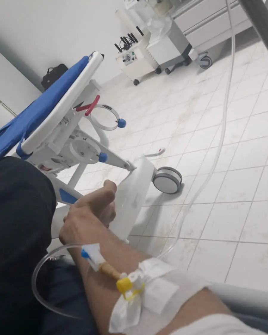 شاب تمريض يدخل الطوارئ بعد 5 أيام من العمل المتواصل.. هل أصبح الإرهاق ثمنًا للعمل؟