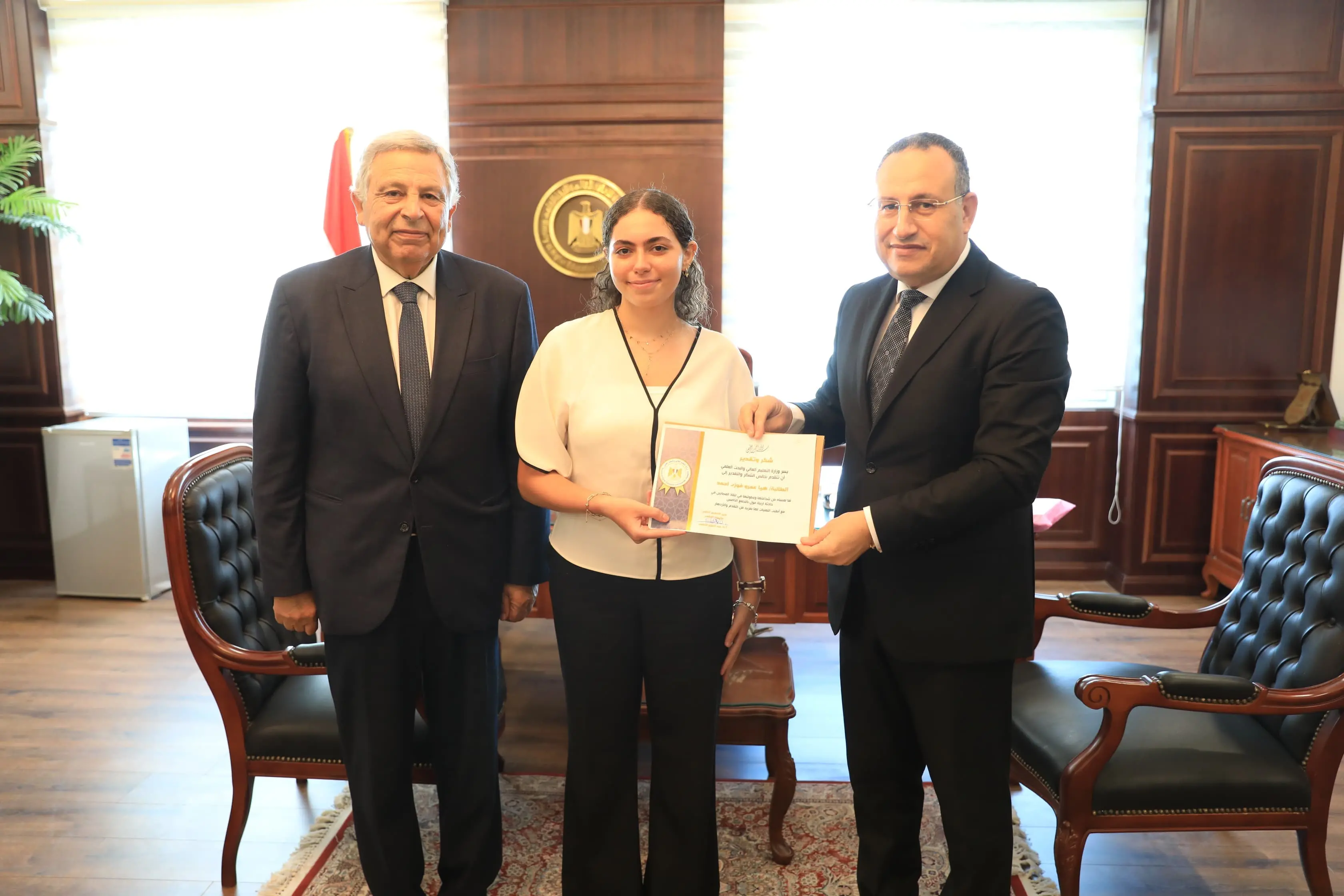 وزير التعليم العالي يكرم الطالبة هيا عمرو لمشاركتها في إسعاف مصابي حادث "أرابيلا بلازا"