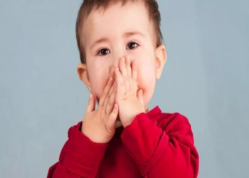 تأخر الكلام عند الأطفال.. متى يكون طبيعيًا ومتى يحتاج إلى تقييم؟