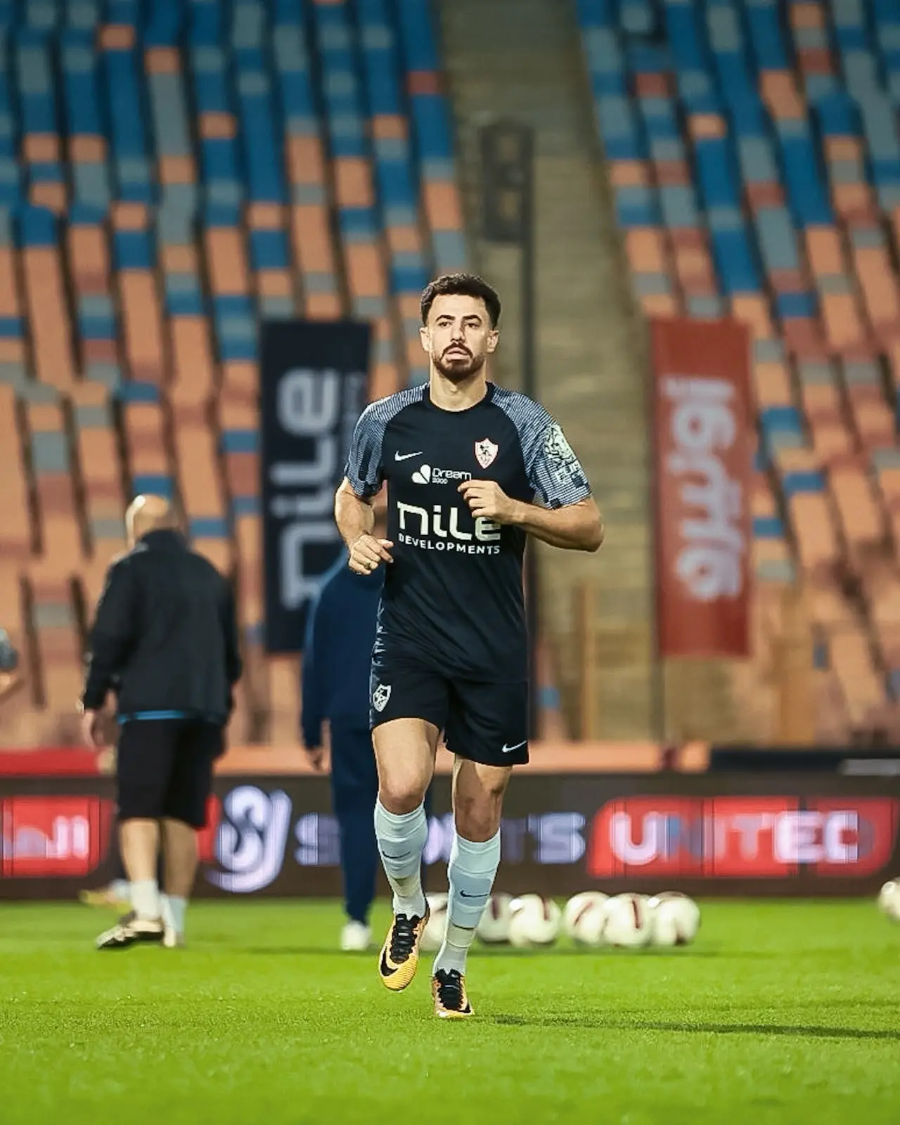 لاعب خلال الإحماء