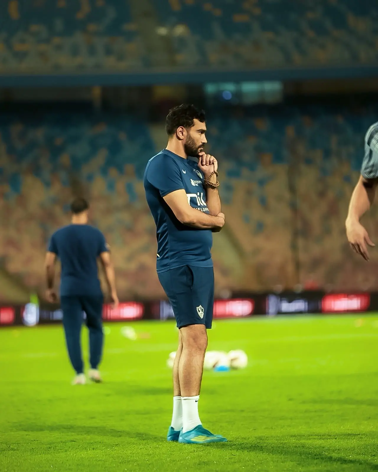 لاعب خلال الإحماء