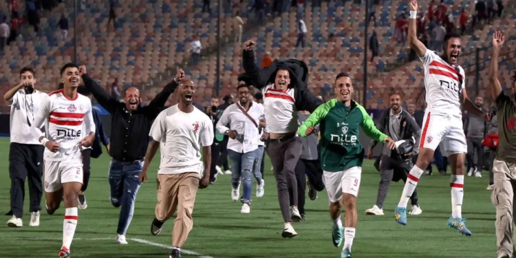 لاعبو الزمالك يحتفلون في الملعب
