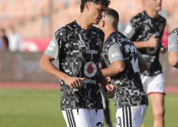 لاعبو الأهلي خلال الإحماء قبل مواجهة مودرن سبورت