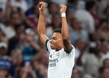 كيليان مبابي يحتفل بقميص ريال مدريد