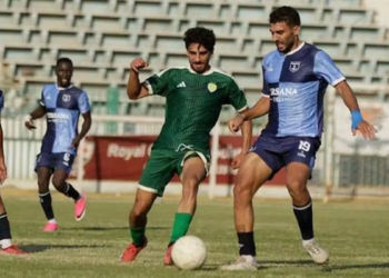 لاعبان يتنافسان على الكرة خلال مباراة في دوري المحترفين