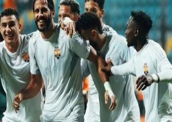 لاعبون يحتفلون بهدف في الدوري المصري الممتاز