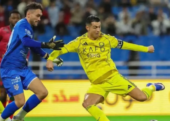كريستيانو رونالدو بقميص النصر في مواجهة لاعب الخلود خلال المباراة