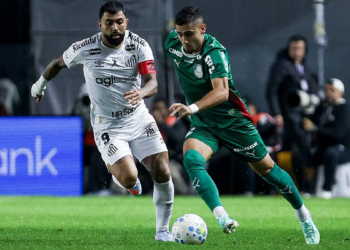لاعب من سانتوس يلاحق لاعب بالميراس خلال مباراة الفريقين بالدوري البرازيلي
