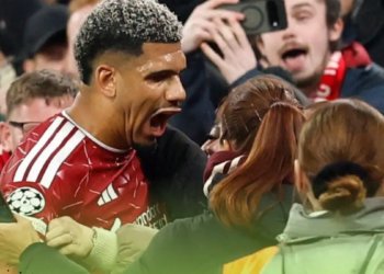 رونالد أراوخو يحتفل مع جماهير ليفربول في أنفيلد