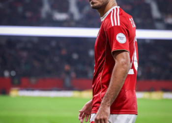 لاعب الأهلي في الملعب