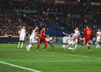 لاعبو روما وكالياري في مباراة الدوري الإيطالي
