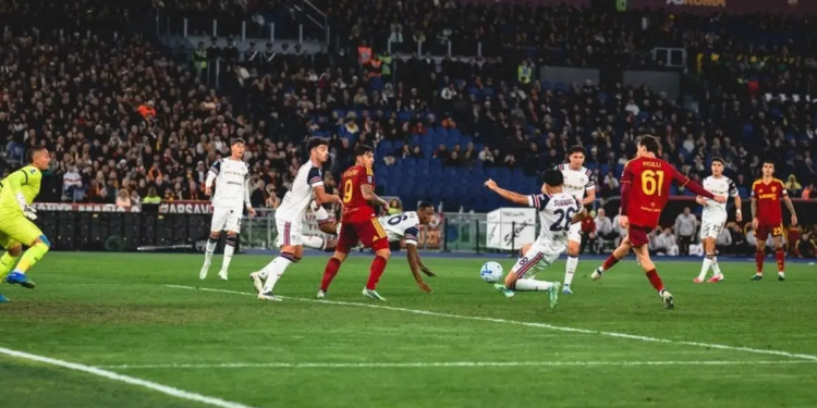 لاعبو روما وكالياري في مباراة الدوري الإيطالي